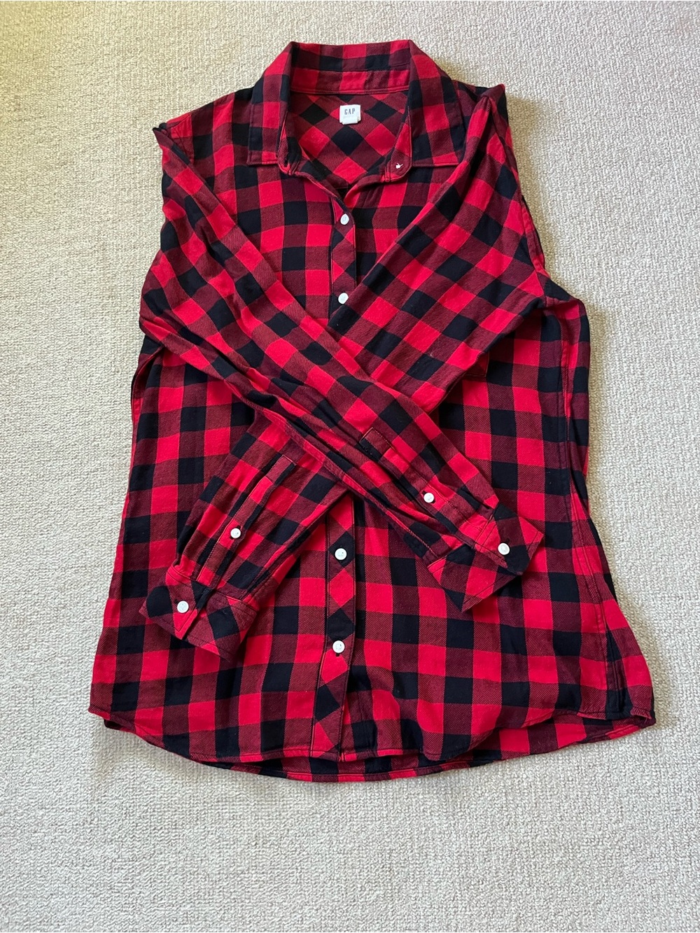 Gap Red and Black Plaid Button-Up Shirt in Size S